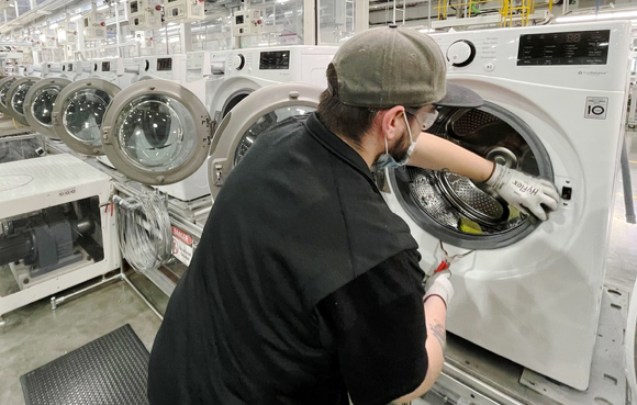 LG전자 직원이 미국 테네시주 클락스빅에 있는 세탁기 라인에서 드럼 세탁기를 생산하고 있다. [사진=LG전자]