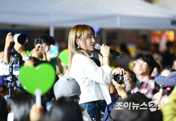 가수 경서가 29일 오후 서울 홍대 레드로드에서 열린 '레드로드 버스커 페스티벌 2024'에서 축하 무대를 선보이고 있다. [사진=정소희 기자]