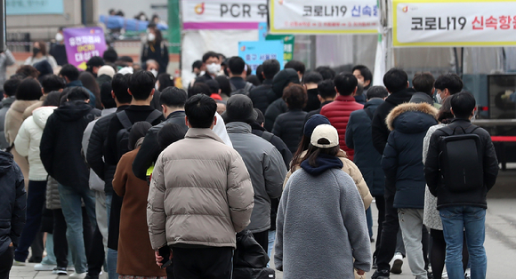 서울 중구 서울역광장 코로나19 임시선별검사소에서 시민들이 검사를 받기위해 대기하고 있다.  [사진=뉴시스]