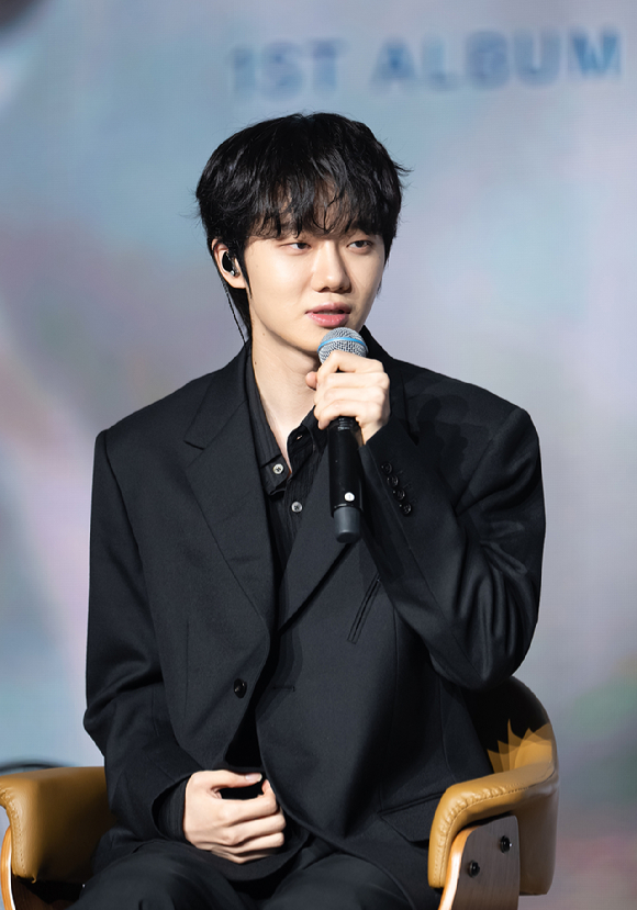 가수 하현상이 첫 번째 정규 앨범 'Time and Trace' 발매 기념 쇼케이스에 참석해 소감을 말하고 있다. [사진=웨이크원]