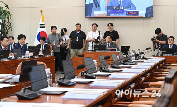 조승래 국회 재정경제기획위원장이 7일 서울 여의도 국회에서 열린 재정경제기획위원회 전체회의를 주재하고 있다. [사진=곽영래 기자]