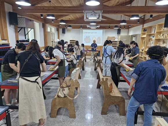 안성 관내 교사들이 목공프로그램(서운산목재체험장 도마만들기)에 참가하고 있다. [사진=안성교육지원청]