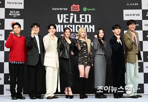 (왼쪽부터)심사위원을 맡은 가수 신용재-몬스타엑스 기현-에일리-키스오브라이프 벨-볼빨간사춘기 안지영-폴킴-MC를 맡은 배우 최다니엘이 12일 오후 서울 양천구 목동 SBS사옥에서 열린 SBS 스튜디오 프리즘 신규 예능 '베일드 뮤지션' 한국편 제작발표회에 참석하고 있다. [사진=정소희 기자]