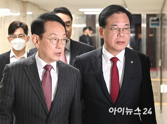 국민의힘 송언석 원내대표와 김도읍 정책위의장 등 지도부가 7일 오전 국회에서 열린 원내대책회의에 참석하고 있다. [사진=곽영래 기자]