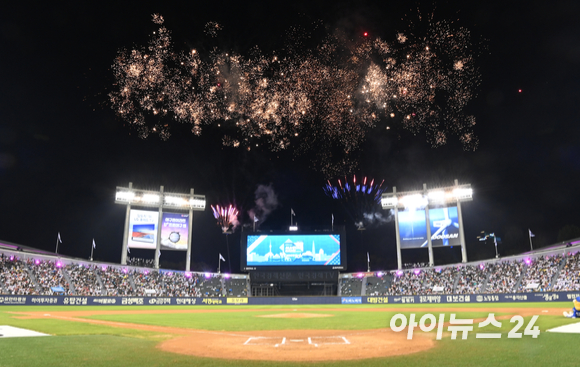 16일 오후 서울 잠실야구장에서 '2022 신한은행 SOL KBO 올스타전' 드림 올스타와 나눔 올스타의 경기가 열렸다. 클리닝 타임 때 불꽃놀이가 펼쳐지고 있다. [사진=김성진 기자]