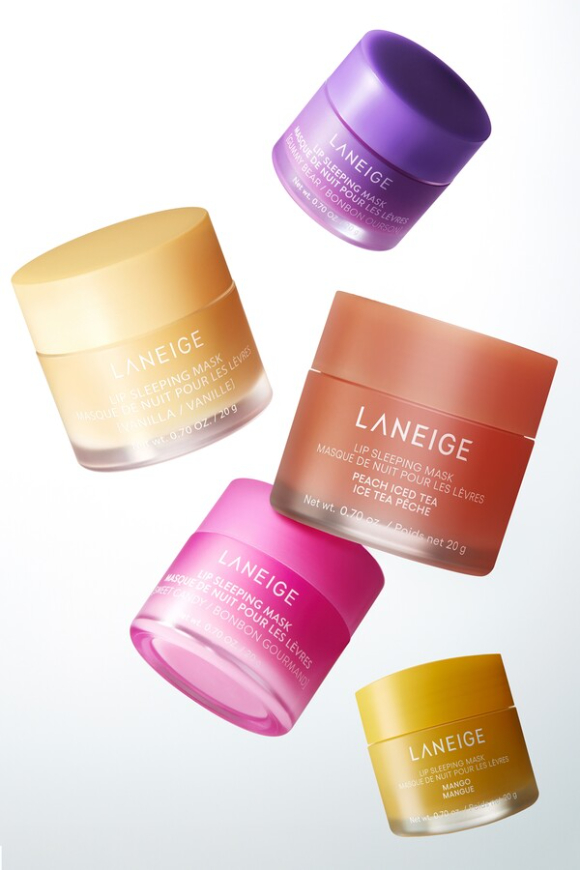 외국인 여성이 에스트라 제품과 라네즈 립슬리핑마스크를 바르는 모습. [사진=챗GPT]