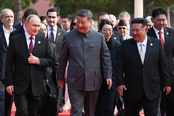 현지 시각 3일 오전 10시 베이징 톈안먼 앞에서 시작된 '중국인민 항일전쟁 및 세계 반파시스트 전쟁 승리(전승절) 80주년' 열병식에 블라디미르 푸틴 러시아 대통령,시진핑 중국 국가주석, 김정은 북한 국무위원장이 나란히 톈안먼 망루에 올랐다. [사진=TASS/연합뉴스]