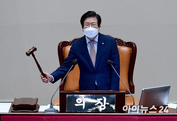 박병석 국회의장이 28일 서울 여의도 국회에서 열린 본회의에서 의사봉을 두드리고 있다.