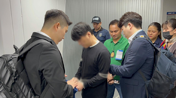 회삿돈 46억원 상당을 횡령한 뒤 필리핀으로 도피한 전 국민건강보험공단 재정관리팀장이 1년 4개월 만에 국내로 송환됐다. 경찰청은 17일 오전 5시쯤 국민건강보험공단 재정관리팀장으로 재직하며 요양급여 등 46억원 상당을 횡령한 혐의를 받는 40대 A씨를 인천국제공항을 통해 강제 송환했다. [사진=경찰청]