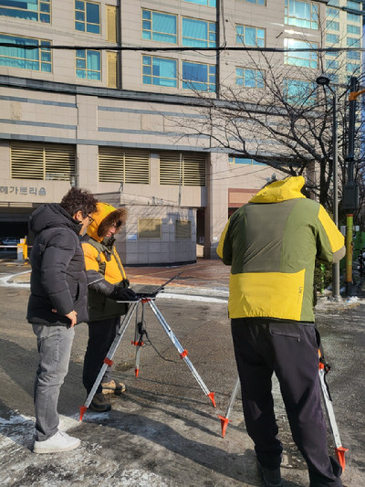 서울 마포구가 그간 '지적공부(토지대장)'에 누락됐던 국·공유지 2344.4㎡를 발견해 공시지가 기준 73억여원에 달하는 공공재산을 확보했다. 사진은 마포구가 한국국토정보공사(LX)와 협력해 지적측량을 하고 있는 모습. [사진=마포구]