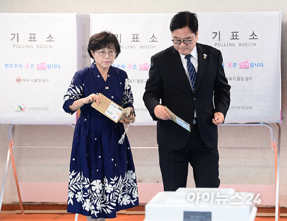 제9회 전국동시지방선거 사전투표 첫날인 29일 오전 서울 용산구 한남동 주민센터에 마련된 사전투표소에서 우원식 국회의장이 부인 신혜경 씨가 투표를 하고 있다. [사진=정소희 기자]