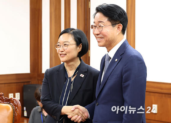 한성숙 국무총리가 7일 오후 서울 여의도 국회에서 조정식 국회의장을 예방하고 있다. [사진=곽영래 기자]