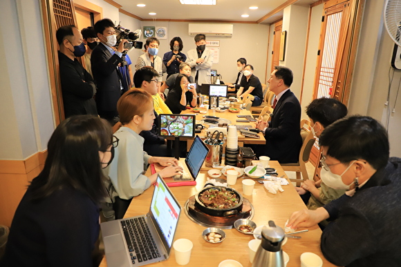 김기현 의원(왼쪽 가운데)이 7일 수성구 한 음식점에서 기자들과 간담회를 갖고 있다. [사진=대구경북인터넷기자협회]