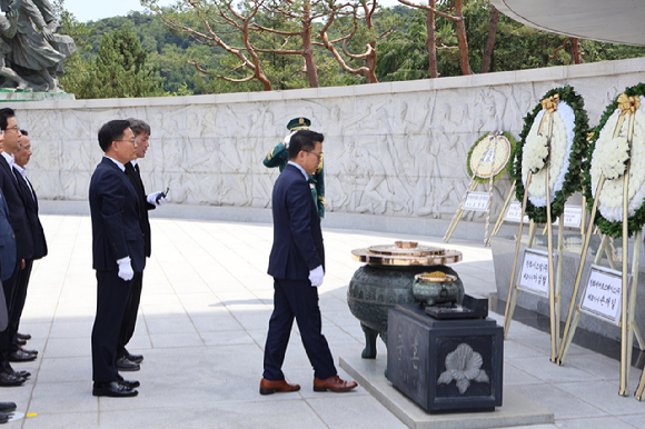 어성철(오른쪽) 한화시스템 대표이사와 한화그룹 방산계열사 임직원들이 29일 서울 동작구 국립서울현충원에서 합동 참배를 하고 있다. [사진=한화시스템 제공]