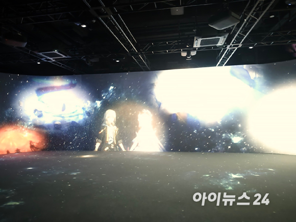 붕괴 스타레일 전시장 구역 5 메인 영상관. 3년간의 여정을 담은 영상이 나오고 있다. [사진=곽민구 기자]