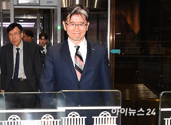 오동운 고위공직자범죄수사처장이 12일 오전 서울 여의도 국회 법제사법위원회 긴급현안질의 출석위해 국회로 들어서고 있다. [사진=곽영래 기자]