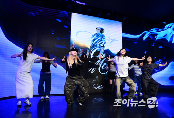 16일 오후 서울 마포구 홍대 인근 온맘씨어터에서 '케이유니버스 오픈클래스'가 진행됐다. 댄스팀 포메이가 수업을 진행하고 있다. [사진=정소희 기자]