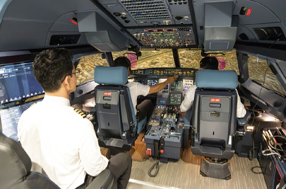 A320neo 시뮬레이터에서 운항 승무원들이 훈련을 하고 있는 모습 [사진=진에어]