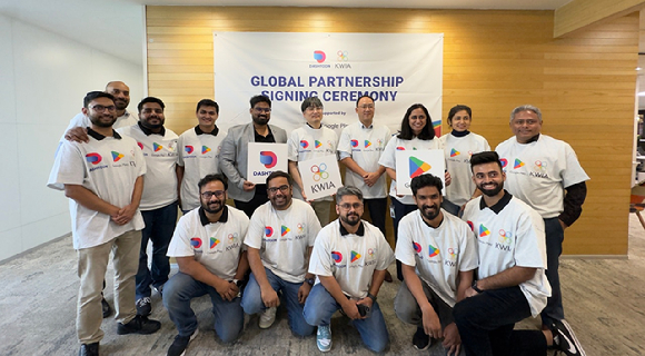 구글과 한국웹툰산업협회, 웹툰 플랫폼 대시툰 관계자들이 한국 웹툰의 글로벌 진출을 응원하며 기념 촬영을 하고 있다. [사진=구글]