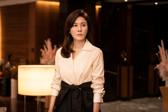 배우 김하늘이 '화인가 스캔들' 관련 인터뷰에 앞서 사진촬영을 하고 있다. [사진=월트디즈니 컴퍼니 코리아]