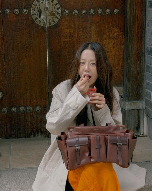 고현정, 여신 비주얼로 길거리 먹방...무슨 영화 찍는 줄