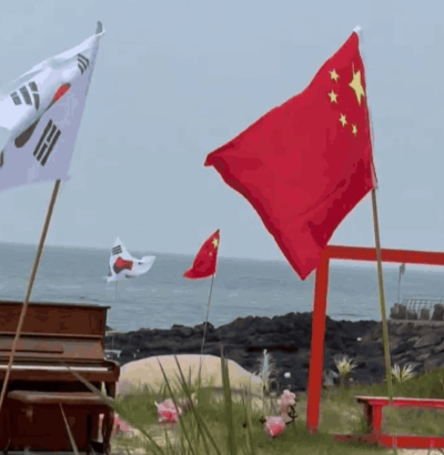 우도에 꽂힌 오성홍기 [사진=스레드 캡쳐]