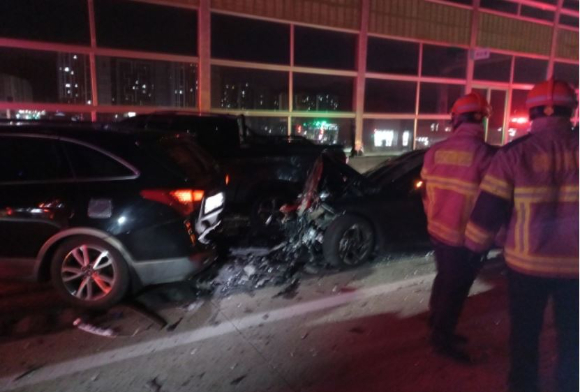 14일 오전 5시 53분쯤 경부고속도로 양산휴게소 인근에서 6중 추돌사고가 발생해 소방대원들이 사고 수습을 하고 있다. [사진=경남소방본부]