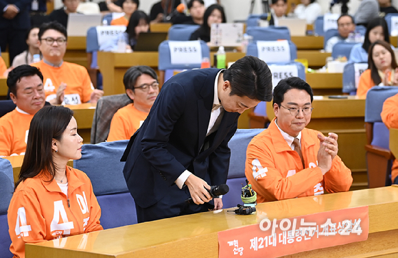 이준석 개혁신당 대선후보가 3일 서울 여의도 국회 의원회관에 마련된 제21대 대통령선거 개표상황실을 방문해 입장을 밝히고 있다. [사진=곽영래 기자]