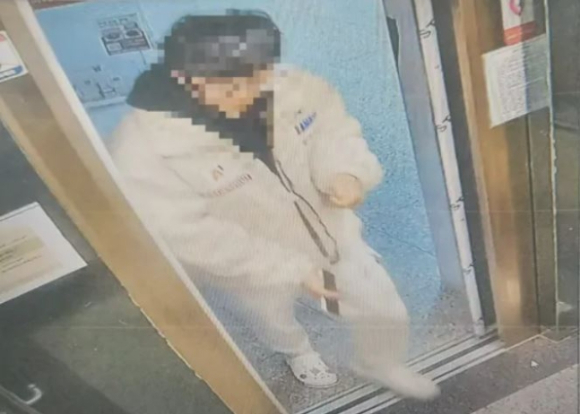 여자 화장실에서 휴대전화로 불법 촬영을 한 뒤 달아난 남성이 공개수배 닷새 만에 자수했다. 사진은 불법촬영 용의자 공개수배 전단 중 일부. [사진=진주경찰서]