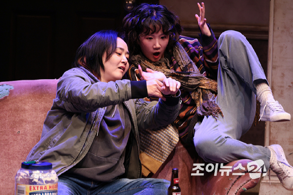 배우 문근영, 김단이가 19일 오후 서울 종로구 동숭동 대학로티오엠에서 진행된 연극 '오펀스' 프레스콜에 참석해 열연을 펼치고 있다. [사진=문수지 기자]