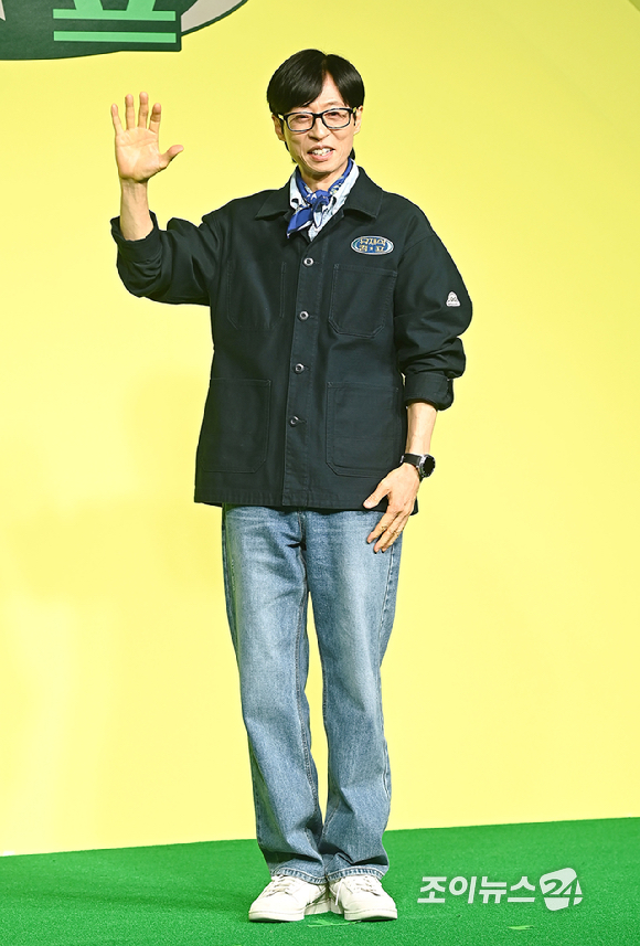 방송인 유재석이 19일 오전 서울 종로구 JW 메리어트 동대문 스퀘어 서울에서 열린 넷플릭스 '유재석 캠프' 제작발표회에서 포즈를 취하고 있다. [사진=곽영래 기자]