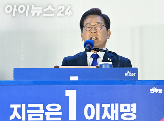 이재명 더불어민주당 대통령 후보가 당선이 확실시된 가운데 4일 서울 여의도 더불어민주당 당사에 들어서며 손을 흔들고 있다. [사진=곽영래 기자]