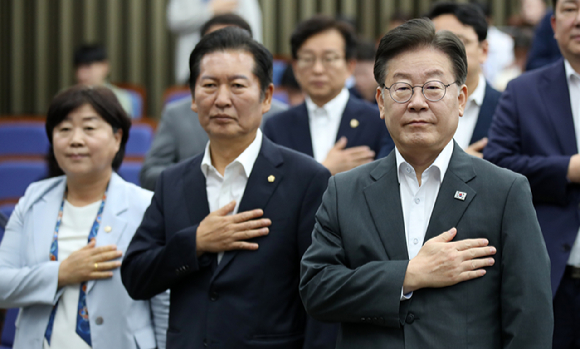 이재명 더불어민주당 대표와 민주당 의원들이 27일 국회에서 열린 당 정책의원총회에서 국민의례를 하고 있다. [사진=뉴시스]