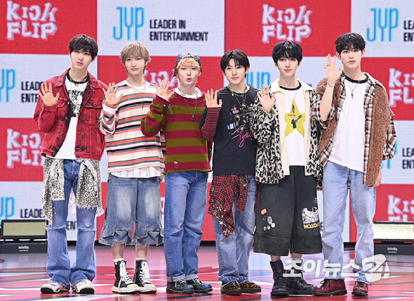 &apos;처불노&apos; 감성 通했다…킥플립, 데뷔 첫 지상파 음방 1위