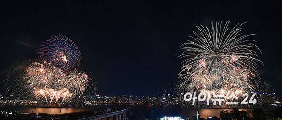 '2026 서울세계불꽃축제'가 5일 서울 여의도 한강공원 일대에서 열린 가운데 화려한 불꽃이 밤하늘을 장식하고 있다. [사진=곽영래 기자]