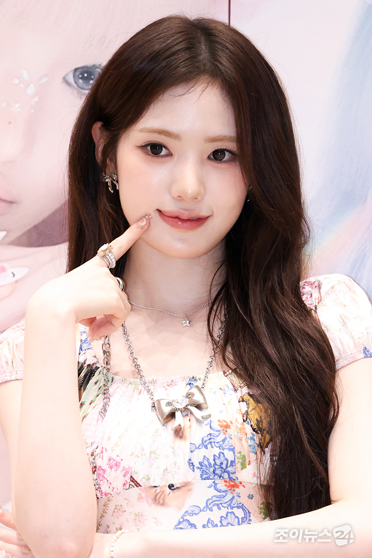 그룹 키키 수이가 6일 오전 서울 성동구 성수동 펍지 성수에서 진행된 세 번째 미니앨범 '와이키키(WhyKiiiKiii)' 발매 기념 팝업 스토어 '와이키키 듀티 프리 팝업(WhyKiiiKiii Duty Free POP-UP)' 오픈 행사에 참석해 포즈를 취하고 있다. [사진=문수지 기자]