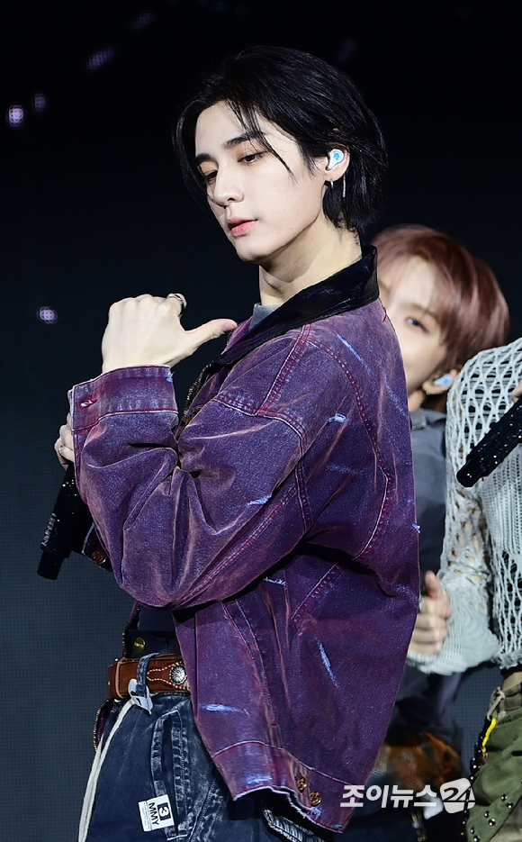 그룹 보이넥스트도어 이한이 20일 오후 서울 강서구 KBS아레나에서 열린 보이넥스트도어(BOYNEXTDOOR) 새 앨범 '디 액션'(The Action) 쇼케이스에 참석해 타이틀곡 '헐리우드 액션' 무대를 선보이고 있다. [사진=정소희 기자]