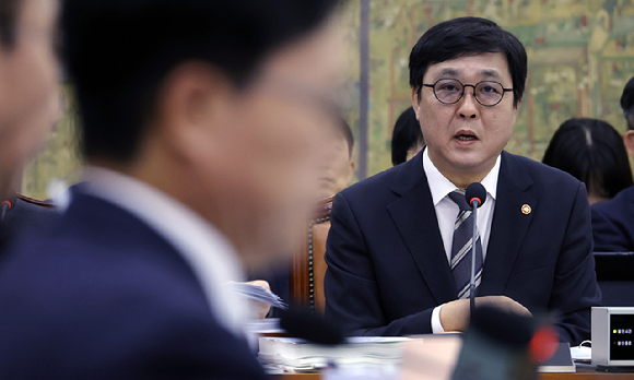"2탄 나와야" 국감 달군 '암살자(들)'⋯최휘영 "평가는 관객 몫"