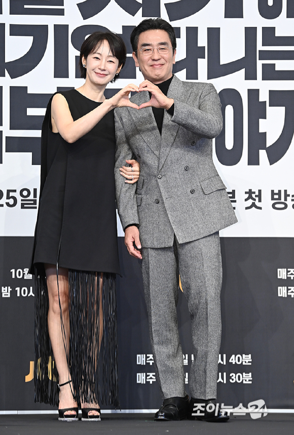 배우 명세빈, 류승룡이 22일 오후 서울 구로구 신도림 더 링크 호텔에서 열린 JTBC 토일드라마 '서울 자가에 대기업 다니는 김 부장 이야기' 제작발표회에서 포토타임을 갖고 있다. [사진=곽영래 기자]