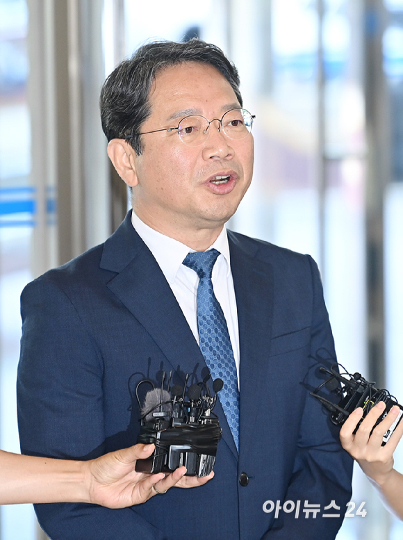 김승원 법무부 장관 후보자가 3일 오전 서울 종로구 적선현대빌딩에 마련된 인사청문회 준비사무실로 출근하고 있다. [사진=곽영래 기자]