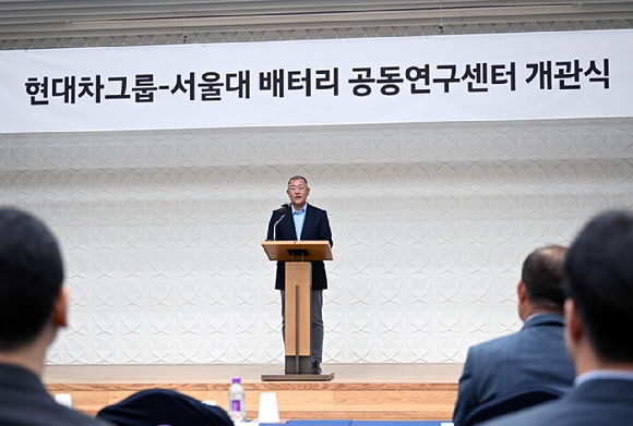 서울대 엔지니어하우스에서 열린 '현대차그룹-서울대 배터리 공동연구센터' 개관식에서 (좌측부터)현대차·기아 연구개발기획조정실 성낙섭 상무, 서울대 화학생물공학부 오준학 교수, 현대차·기아 GSO 김흥수 부사장, 서울대 홍유석 공대학장, 현대차그룹 정의선 회장, 서울대 유홍림 총장, 현대차·기아 CTO 김용화 사장, 서울대 공대연구부학장 고승환 교수, 현대차·기아 배터리개발센터 김창환 전무, 배터리공동연구센터장 최장욱 교수가 기념 촬영하고 있다. [사진=현대자동차]