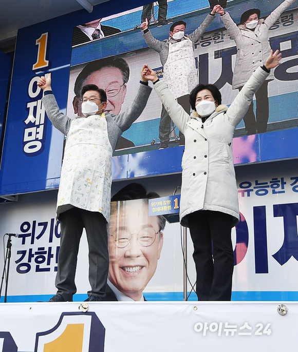 이재명 더불어민주당 대선 후보가 22일 오후 인천 부평역 광장에서 열린 '인천 재도약 앞으로, 인천 경제 제대로!' 부평 유세에서 앞치마를 착용한 후 인사를 하고 있다. [사진=김성진 기자]