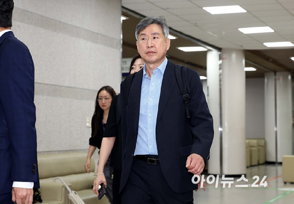 12&middot;3 비상계엄에 가담한 혐의를 받는 김종욱 전 해양경찰청장이 3일 서울 서초구 서울중앙지방법원에서 열린 구속 전 피의자 심문(영장실질심사)에 출석하고 있다. [사진=사진공동취재단 ]
