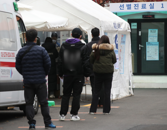 코로나19 신규확진자가 363명 늘어나며 사흘째 300명대를 넘긴 20일 오후 서울 중구 국립중앙의료원 선별진료소에서 출국예정자와 시민들이 코로나19 검사를 받기 위해 기다리고 있다. [사진=뉴시스]