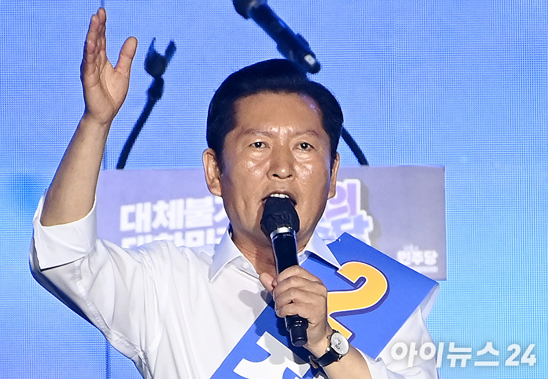 정청래 당대표 후보가 17일 대전시 대전컨벤션센터에서 열린 더불어민주당 8&middot;17 전당대회(제3차 정기전국당원대회)에서 정견발표를 하고 있다. [사진=곽영래 기자]