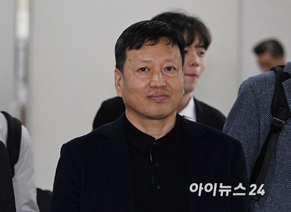 구영배 큐텐그룹 대표가 7일 오전 서울 서초구 서울중앙지방법원에서 열린 티몬&middot;위메프 미정산 사태 관련 공판에 출석하고 있다. [사진=사진공동취재단]