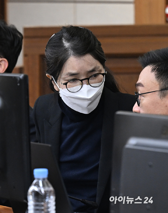 2025년 12월 3일 서울 서초구 서울중앙지방법원에서 주가조작과 통일교 청탁 등의 혐의를 받는 김건희 씨의 결심공판 진행된 가운데 김건희 씨가 법정으로 들어오고 있다. [사진=사진공동취재단]