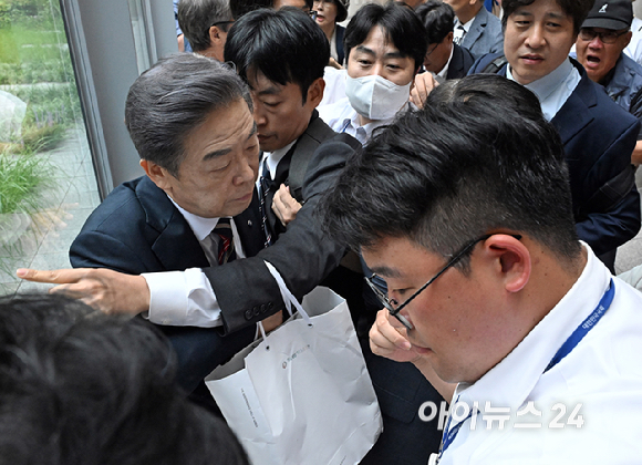 김형석 독립기념관장이 8일 서울 여의도 국회 소통관 기자회견에 참석하다 시민단체들의 항의를 받고 있다. [사진=곽영래 기자]