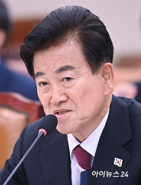 정동영 통일부 장관 후보자가 14일 오전 국회 외교통일위원회에서 열린 인사청문회에 출석해 질의에 답하고 있다. [사진=곽영래 기자]