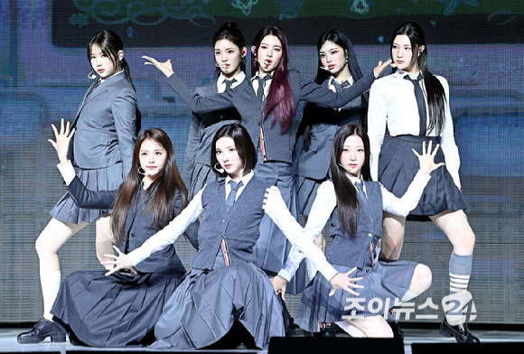 걸그룹 하츠투하츠가 20일 오후 서울 용산구 블루스퀘어에서 열린 첫 미니앨범 'FOCUS'(포커스) 발매 기념 미디어 쇼케이스에서 무대를 선보이고 있다. [사진=곽영래 기자]